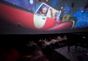 dzieci ogladają seans