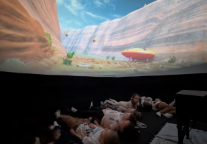 dzieci ogladają seans