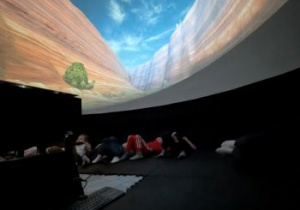 dzieci ogladają seans