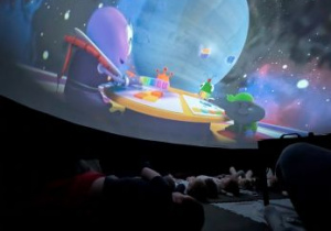 dzieci ogladają seans