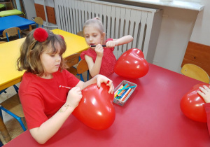 Zuzia i Nikola malują swoje balony.