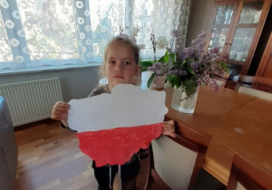 Zuzia prezentuje wykonaną przez siebie mapę Polski.