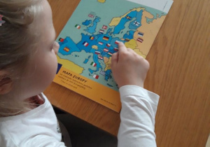 Gabrysia ogląda mapę Europy.