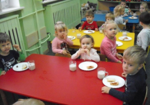 dzieci jedzą sniadanie