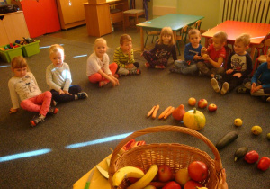 dzieci poznają warzywa i owoce