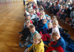 przedszkolaki oglądają przedstawienie