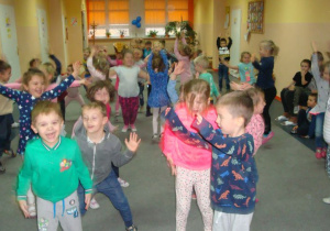 Dzieci w radosnym tańcu.