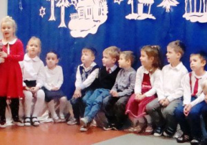 dzieci z grupy Skrzaty podczas przedstawienia