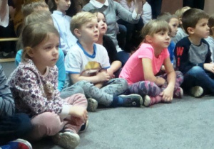 dzieci z Przedszkola nr 4 oglądają przedstawienie