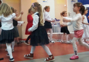 przedszkolaki tańczą podczas przedstawienia