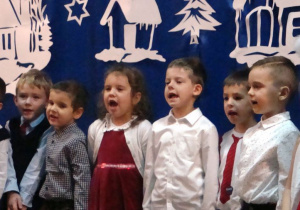 przedszkolaki podczas świątecznego przedstawienia