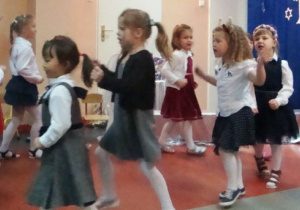 dzieci tańczą w rytm świątecznej melodii