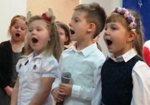 dzieci śpiewają świąteczną piosenkę