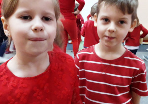dzieci prezentują swoje stroje w kolorze czerwonym