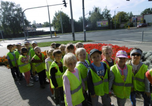 Dzieci bezpiecznie przeszły przez pasy na zielonym świetle.