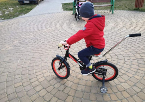 Oskar na rowerze.