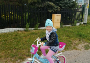 Milenka na rowerze.