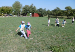 Dzieci rozgrywają mecz w piłkę nożną.