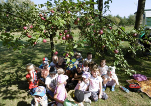 Dzieci pod jabłonką.
