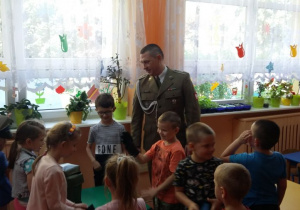 Dzieci oglądają różne rzeczy żołnierza zawodowego.