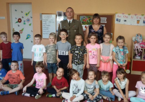 Cała grupa Jagódki z tatą Norberta zawodowym żołnierzem.