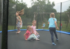 Dziewczynki na trampolinie.