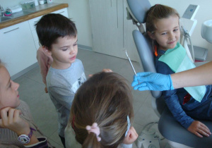 dzieci oglądają dłuto dentystyczne