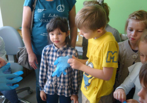 chłopiec zakłada rękawiczkę ochronną