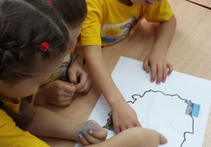 dzieci oznaczają mapę Polski