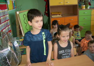 Olek i Oliwka siedzą w ławce szkolnej.