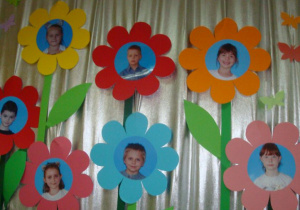 zdjęcia dzieci w kwiatach