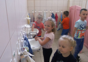 Dziewczynki myją ręce w łazience.