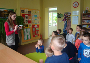 pani Ola tłumaczy dzieciom w jaki sposób stać się członkiem biblioteki