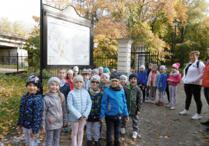 Dzieci stoją przed tablicą.