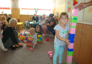 dziewczynka buduje wieżę z kolcków