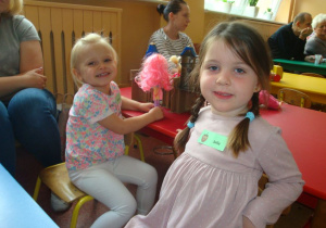 dziewczynki bawią się lalkami