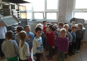 Dzieci oglądają wyposażenie kuchni.