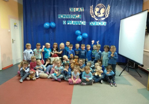 Wspólne zdjęcie dzieci z grup Poziomki i Bratki.