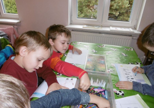 chłopcy biorą udział w konkursie na rysunek wesołej krowy