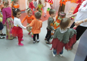 dzieci tańczą w kółkach