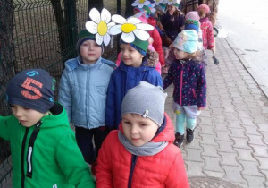 Dzieci szukają Wiosny na spacerze.
