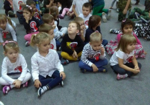 Dzieci słuchają pieśni patriotycznych.