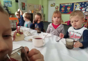 Dzieci próbują tradycyjnych potraw wigilijnych.