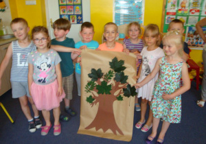 pierwsza grupa dzieci prezentuje swoje drzewo