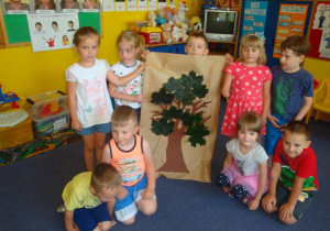 druga grupa dzieci prezentuje swoje drzewo