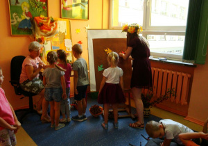 dzieci przypinają liście do tablicy