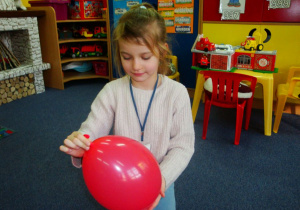 dziewczynka trzyma swój balon