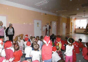 Mikołaj przybył do przedszkola.