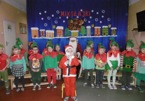 Dzieci śpiewają piosenkę Mikołajowi.