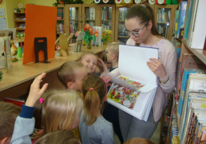pani Ola pokazuje dzieciom jak wygląda komiks